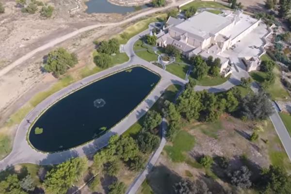 Prvi put viđeno: Tajni kompleks Sajentološke crkve, ima i zatvor, ali borave i poznati! (VIDEO)