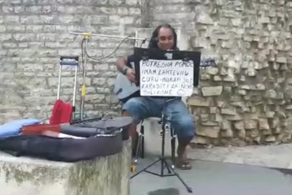 On sve radi za svoju dragu: Svira da skupi lovu za njene silikone! Zar nije car? (VIDEO)