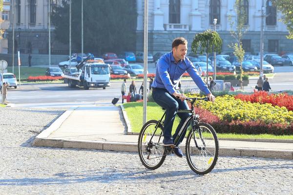 Zašto je Siniša Mali jutros na posao došao na biciklu? (FOTO)