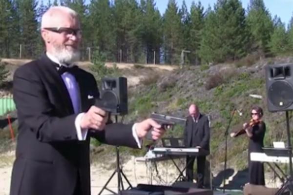 Pucačka simfonija: Talentovani muzičar svira Betovena - pištoljima! (VIDEO)