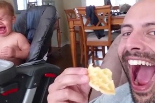 Tata, stvarno si đubre! Ova beba pravi dramu svaki put kad joj je ćalac uzima hranu! (VIDEO)