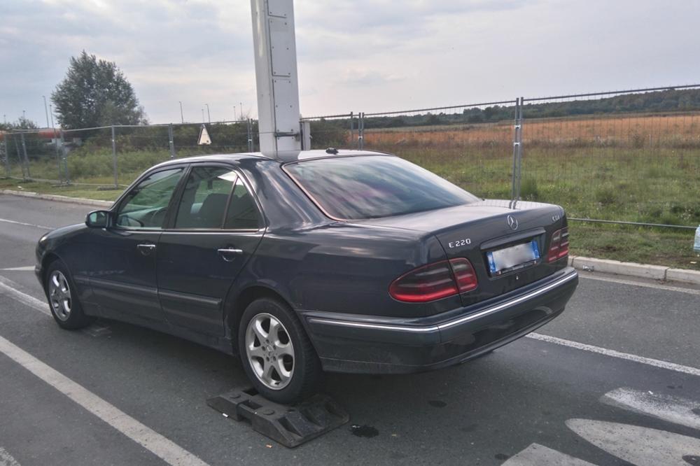 Policajci su na granici zaustavili ovaj crni Mercedes, i zaprepastili su se kad su videli šta je unutra! (FOTO)