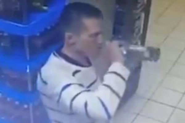 Pijani Rus popio celu flašu votke u prodavnici da je ne bi platio! (VIDEO)