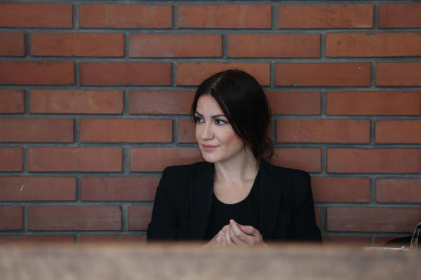 SINDI U PETOJ DECENIJI POKAZALA VRELO TELO: Digla butinu pa svim devojkama pokazala šta znači biti RIBETINA!