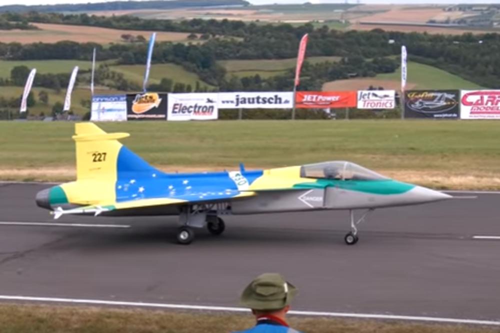 Ikarov let: Džinovski mlaznjak na daljinac sagoreo u lepoti (VIDEO)