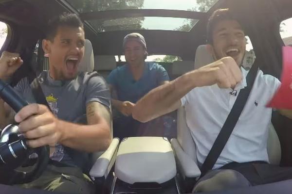 Grujić, Markec i Lovren u transu pevali pesmu Bijelog dugmeta! (VIDEO)