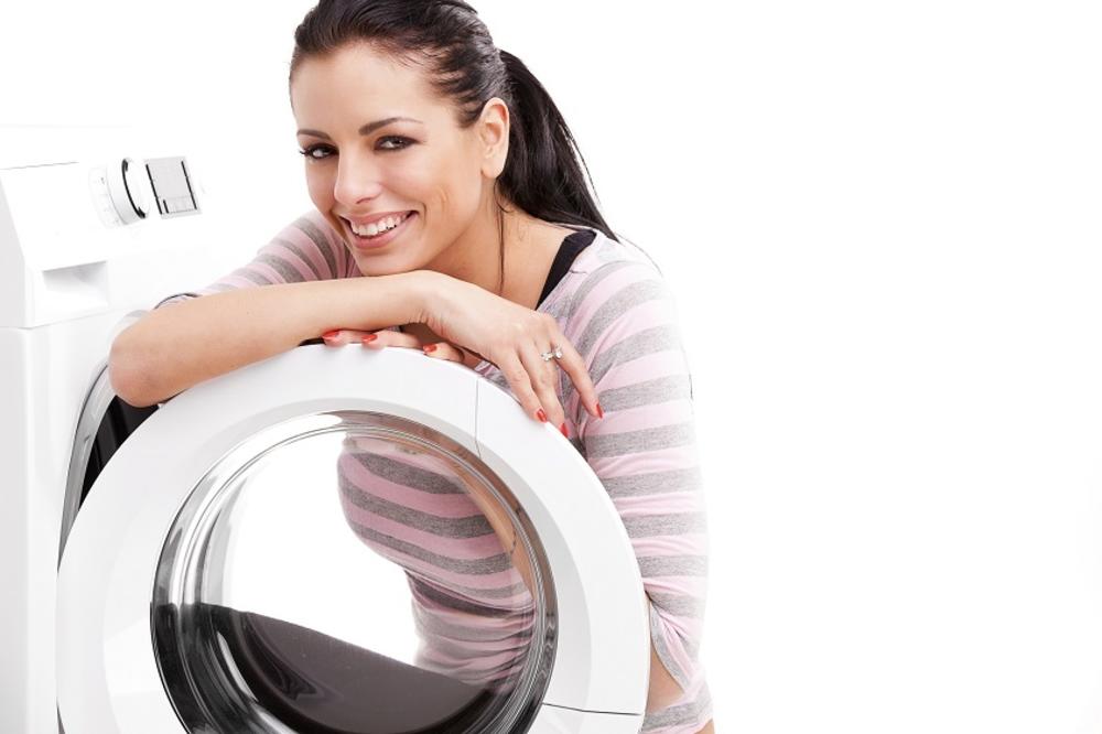Htela da se pohvali novom veš mašinom, pa je fotkala, ali zaboravila je jedan važan detalj! (FOTO)