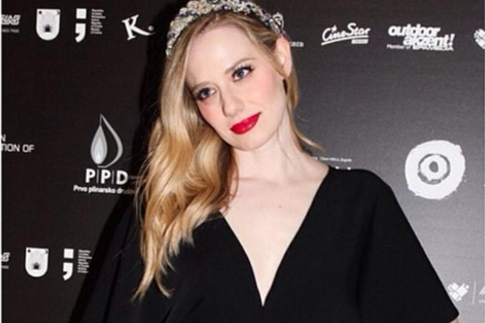 Najomiljenija srpska Hrvatica pokazala bebu: Jelena je kao anđeo, ali za njenu ćerkicu stvarno nemamo reči! (FOTO)