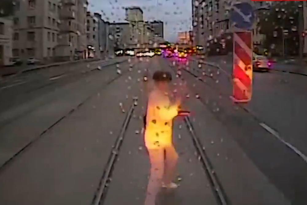 Prelazila je ulicu, zagledala se u telefon, a tramvaj je jurio ka njoj! (UZNEMIRUJUĆI VIDEO)