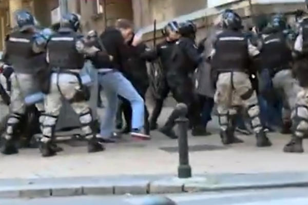 PIŠTOLJ, PAZI PIŠTOLJ, NEKO JE VIKNUO! Nastavljeno suđenje za napad na Andreja Vučića na Paradi ponosa 2014. godine!