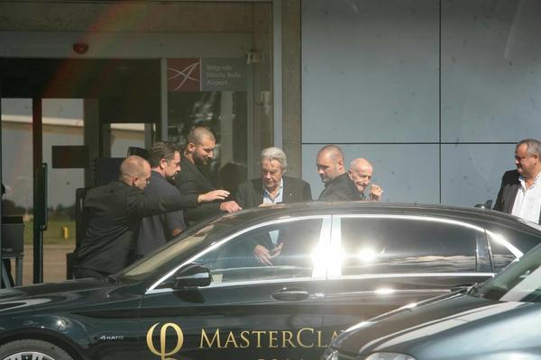 Alen Delon stigao u Srbiju: Jedan od najvećih glumaca svih vremena sleteo u Beograd! (FOTO)(VIDEO)