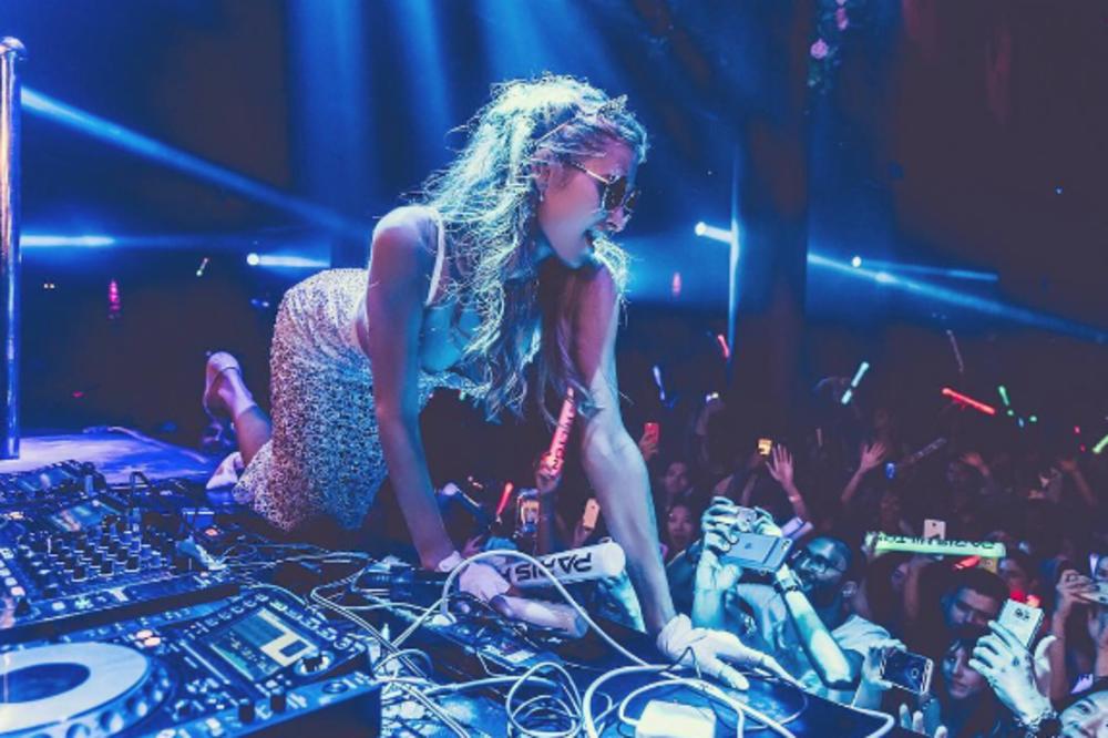 Ovaj provod se ne propušta: Njenu seksi žurku nikad nećete zaboraviti (FOTO)(VIDEO)