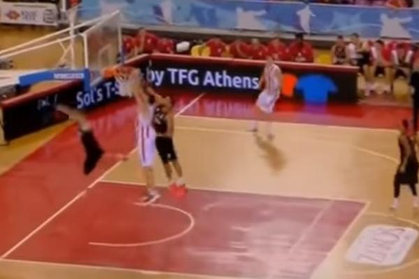 Grci opet dokazali veliku ljubav prema Zvezdi, a novo pojačanje se iživljavalo i kidalo obruč! (VIDEO)