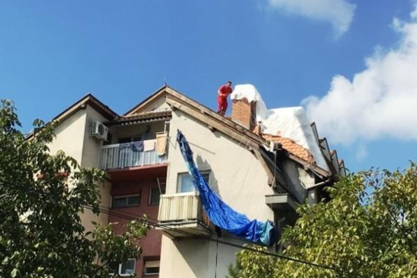 Padobranac pao na zgradu u Padinskoj skeli: Hitno prebačen na reanimaciju! (FOTO)