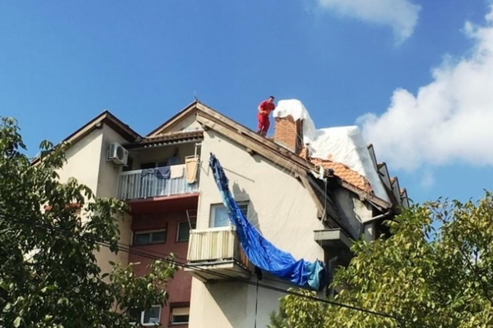 Padobranac pao na zgradu u Padinskoj skeli: Hitno prebačen na reanimaciju! (FOTO)