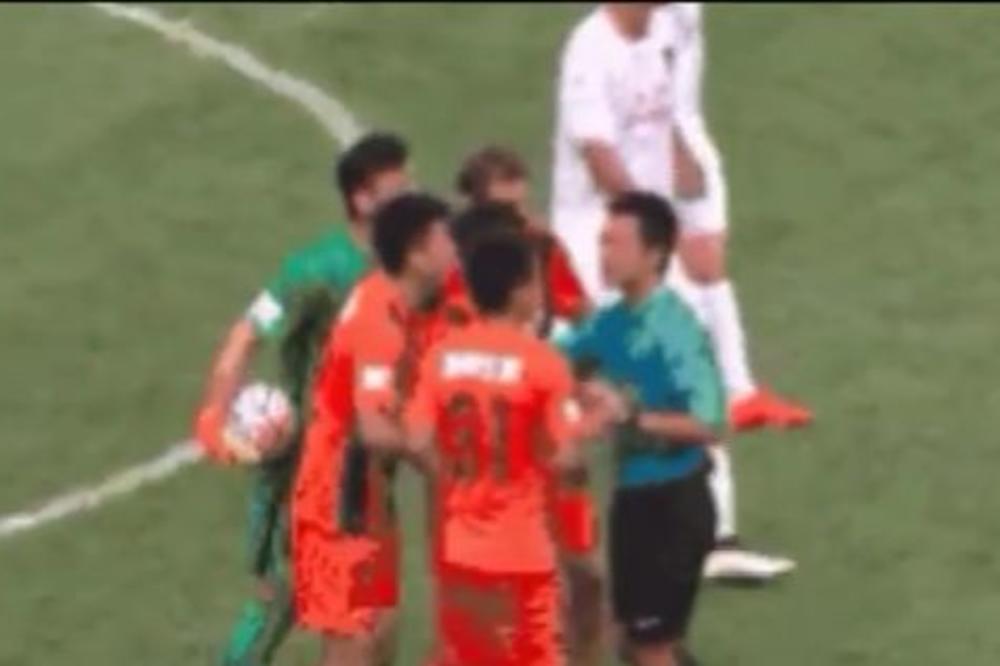 Nije ni pomislio da mu da karton! Nerealno je da je Misimović prošao nekažnjen nakon ovoga! (VIDEO)