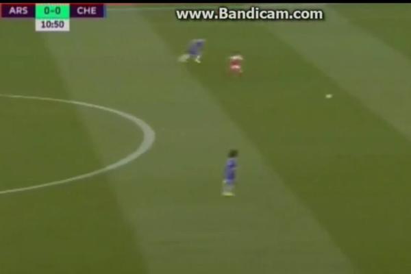 Auuuu, rođače! Pa za ovakvu grešku te ljudi jure vilama, a ti igraš u Premijer ligi! (VIDEO)