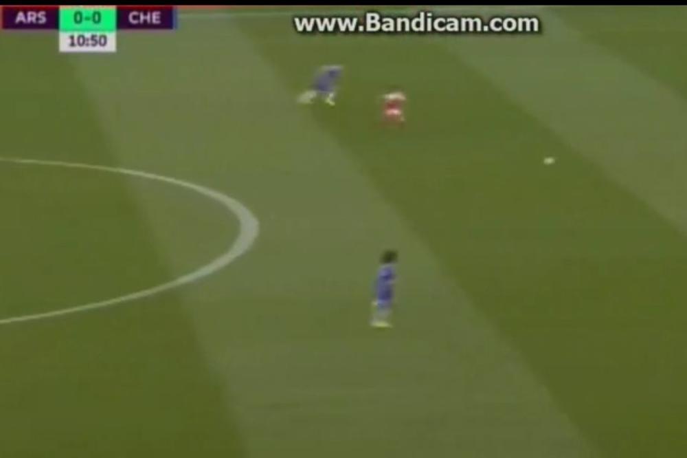 Auuuu, rođače! Pa za ovakvu grešku te ljudi jure vilama, a ti igraš u Premijer ligi! (VIDEO)