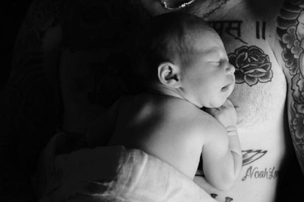 Slatkica mala: Ovo je prva fotka bebe poznatog para! (FOTO)