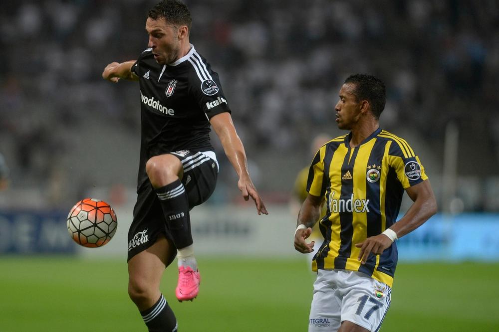 Crno-beli deo Istanbula večeras skandira ime Duška Tošića! Srbin majstorijom spasao Bešiktaš srama u derbiju! (VIDEO)