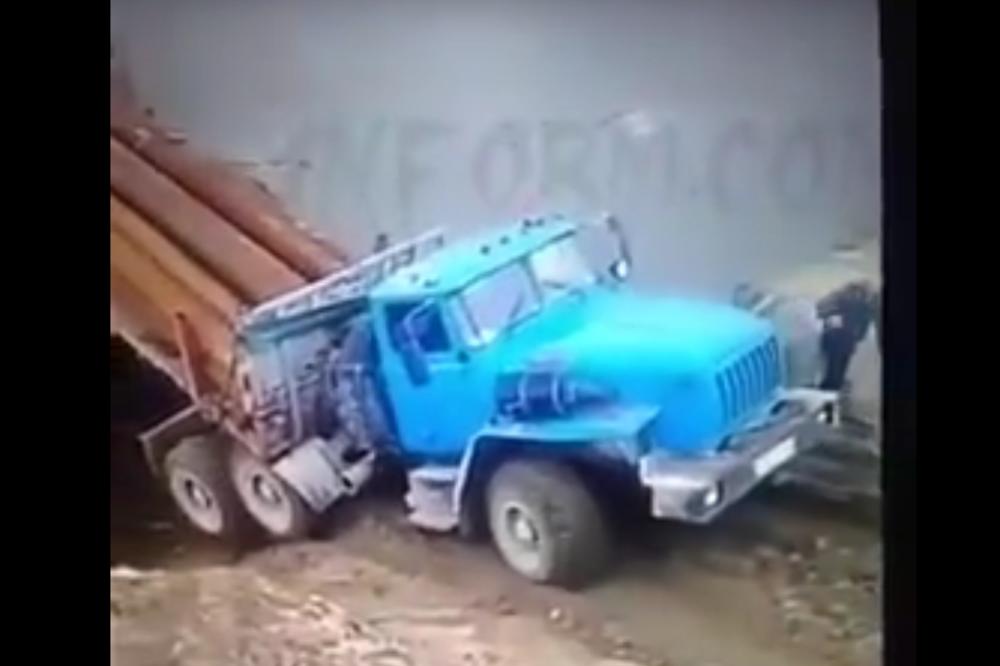 Vozi Miško! Al unazad i nizbrdo: Samo ludi Rusi mogu da urade ovo i niko da ne pogine! (VIDEO)