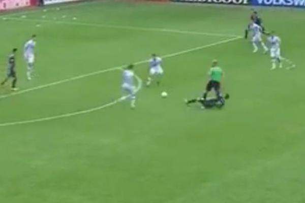 Ko je potplatio sudiju? Glavni arbitar sprečio gol šansu, igrač se odbio kao od zid! (VIDEO)