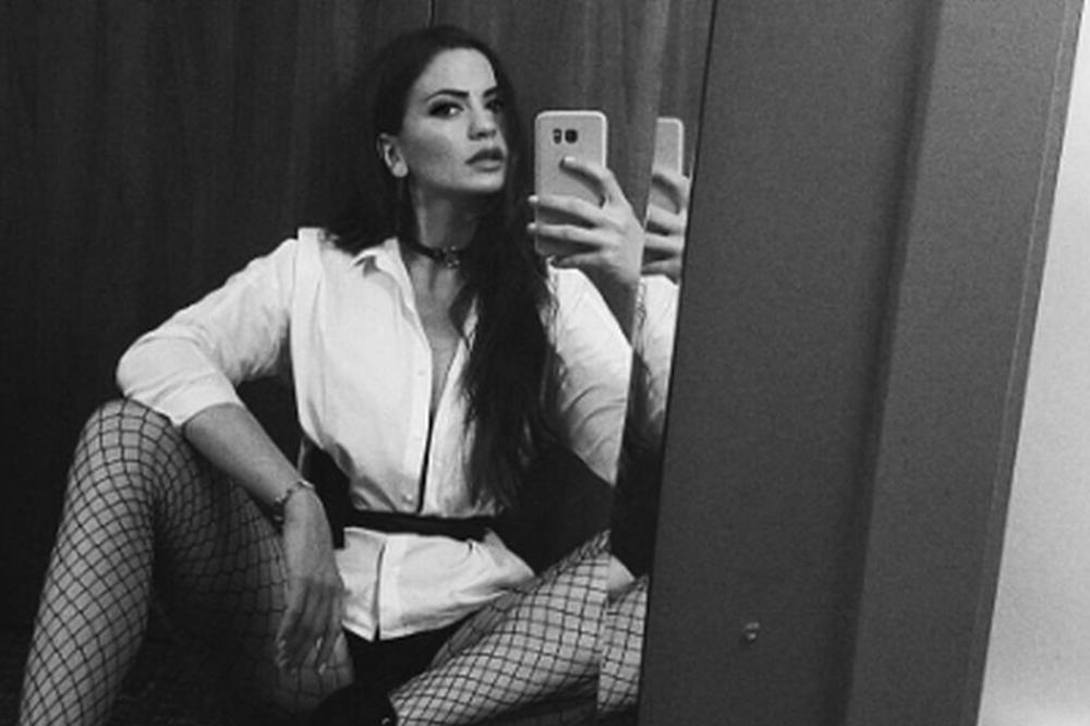 MILICA PAVLOVIĆ IZDOMINIRALA NA PRESTONIČKOM NASTUPU: Grudi LELUJALE u uskom korsetu! (VIDEO)