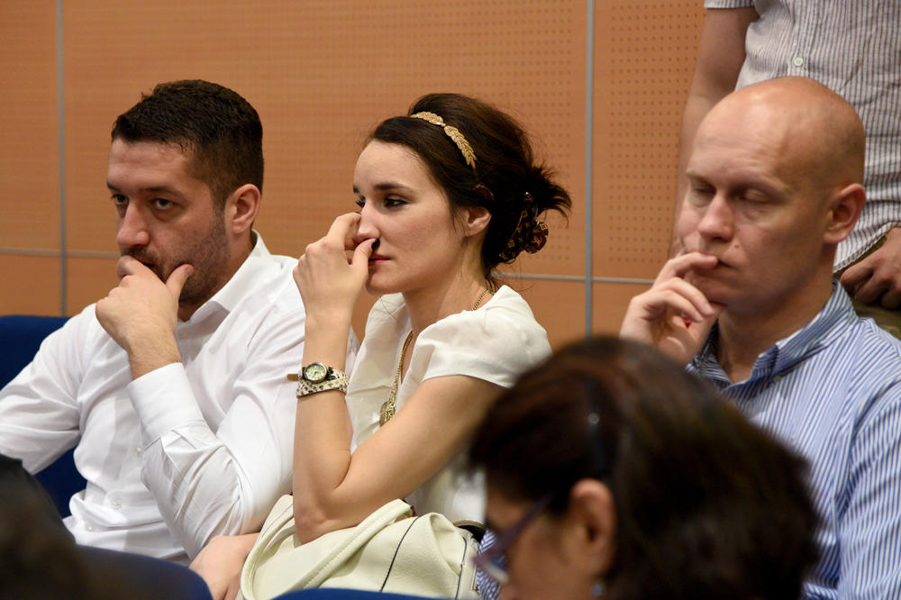 Rasipanje u DS počelo i pre izbora: Balaševićeva ćerka se iščlanila pre glasanja! (FOTO)