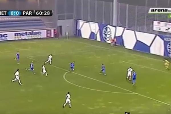 Polupao lončiće, šerpe i poklopčiće! Golčina Leonarda protiv Metalca! (VIDEO)