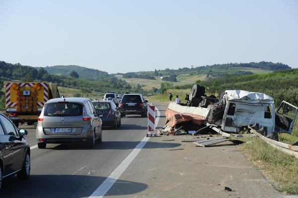 Tragedija na autoputu: Kamion iz Turske naleteo na dva radnika iz Rume!