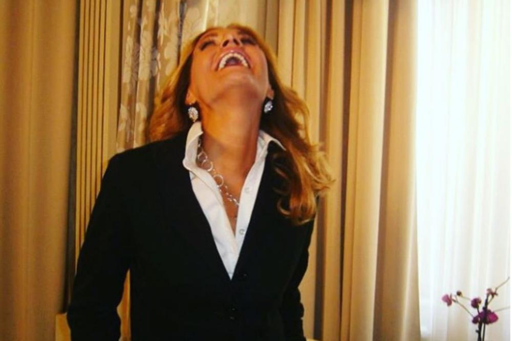 MIRJANA BOBIĆ MOJSILOVIĆ IZGLEDA ZATEGNUTO I IMA TEK PONEKU BORU, ALI VIDITE ĆERKINO LICE! Uopšte nije na majku