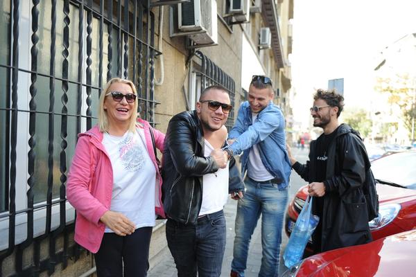 Pocepaše Relju ispred Narodnog Fronta! Slavlje počelo, tata i baka Vesna došli kod Nikolije! (VIDEO) (FOTO)