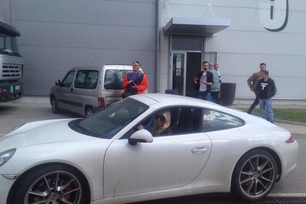 Šta joj se desilo? Svi se šokirali prizorom kad je Dara na snimanju PZ izašla iz svog poršea! (FOTO)