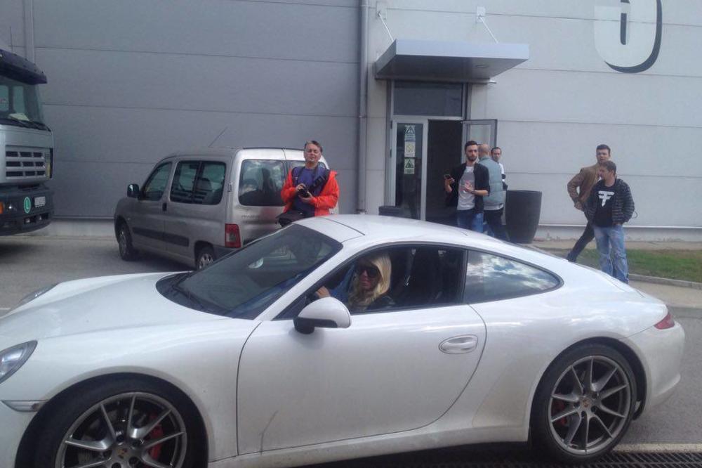 Šta joj se desilo? Svi se šokirali prizorom kad je Dara na snimanju PZ izašla iz svog poršea! (FOTO)