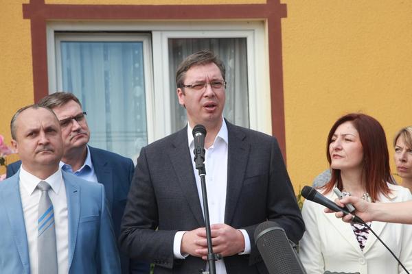 Vučić objašnjava: Imamo pare, dali smo pare, aman, kad ti damo, uradi! (FOTO)