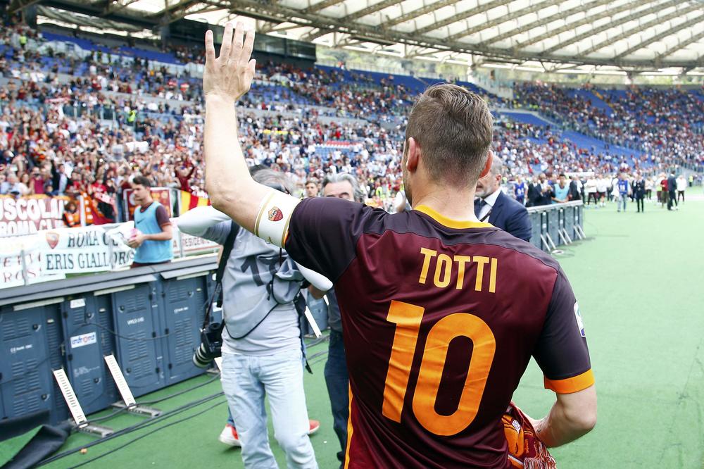 BOMBA! NIŠTA OD PENZIJE!  Toti nastavlja karijeru, ali ne u Romi! Ovo je njegov novi klub! (VIDEO)