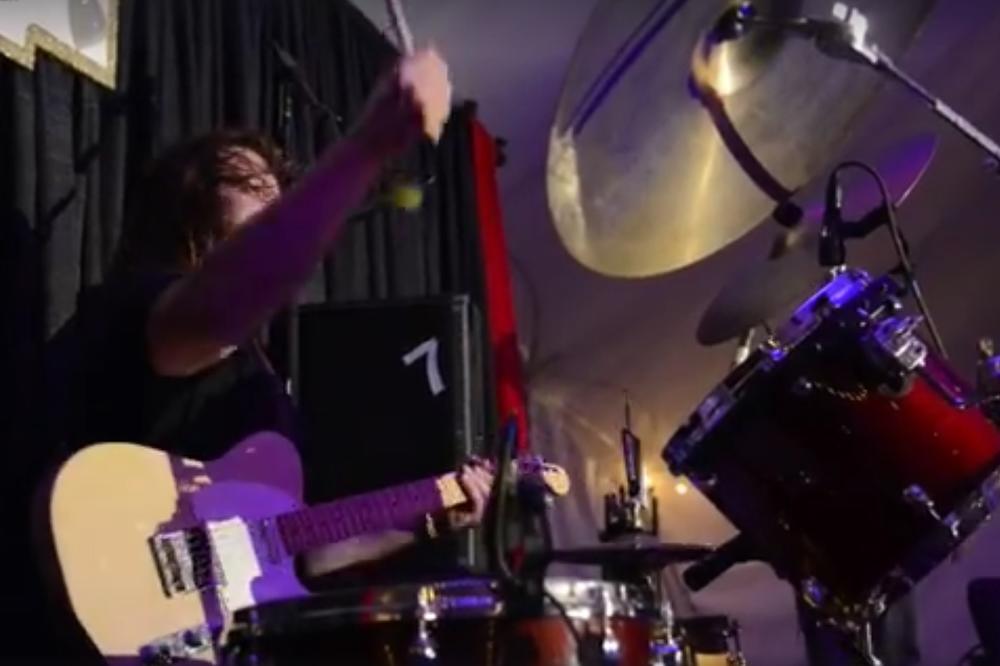 Kakav lik?! Svira gitaru, lupa bubanj i peva - i sve to u isto vreme! (VIDEO)