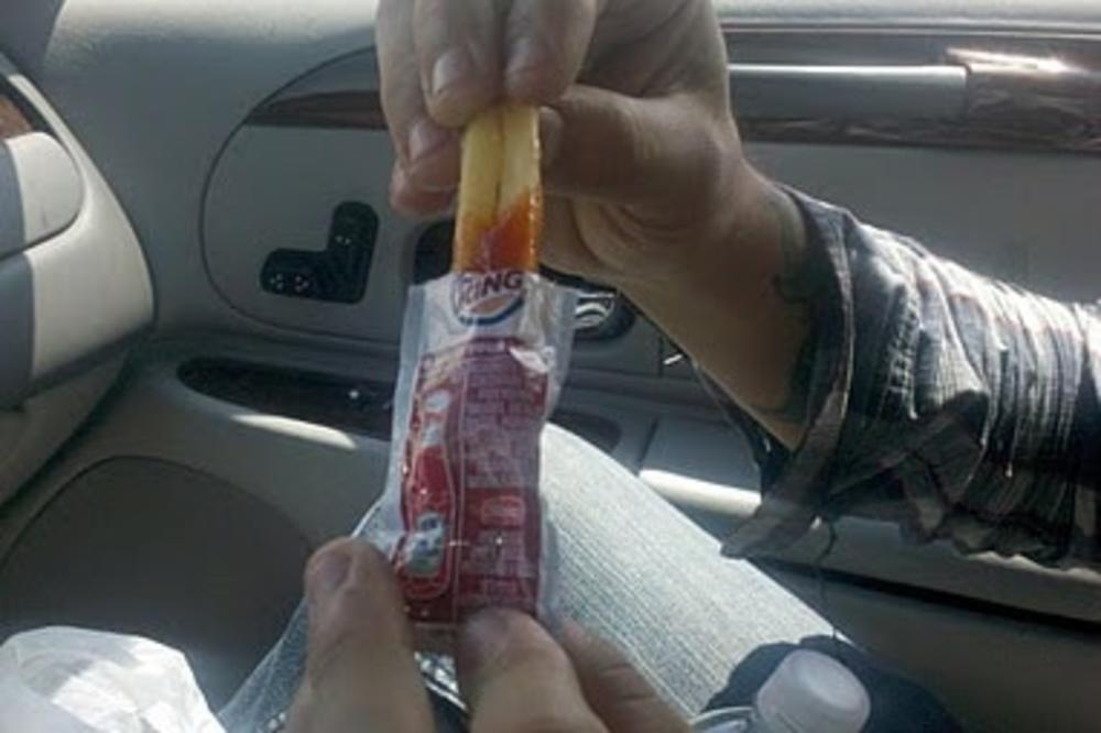 Ceo život ga kupujete, a ne znate kako se PRAVILNO JEDE pomfrtit iz fast-fuda: DETALJ NA KUTIJI ima funkciju!