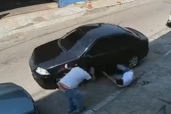 Policajac u civilu upucan s leđa: Jeziv snimak kruži po internetu! (UZNEMIRUJUĆI VIDEO)