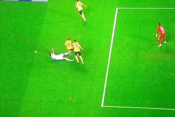 Ronaldo je skroz puk'o: Namerno šutirao igrača Dortmunda! (VIDEO)