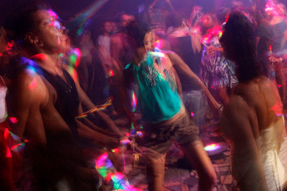 Devojka nije znala kako da uđe u klub jer nije bilo nikoga ko bi joj platio ulaz  