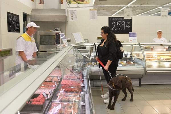 Radnik koji je branio slepoj ženi ulazak u Tempo kažnjen! Market ugostio Vesnu i psa vodiča (FOTOT)