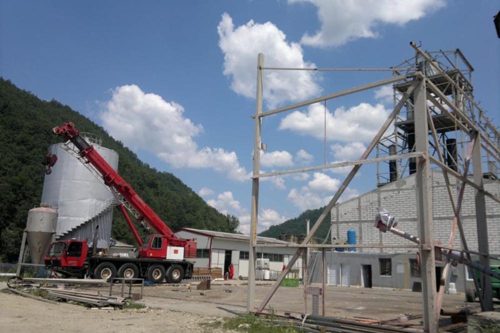 Tragedija kod Ovčar Banje: Radnik pao sa dizalice i poginuo!