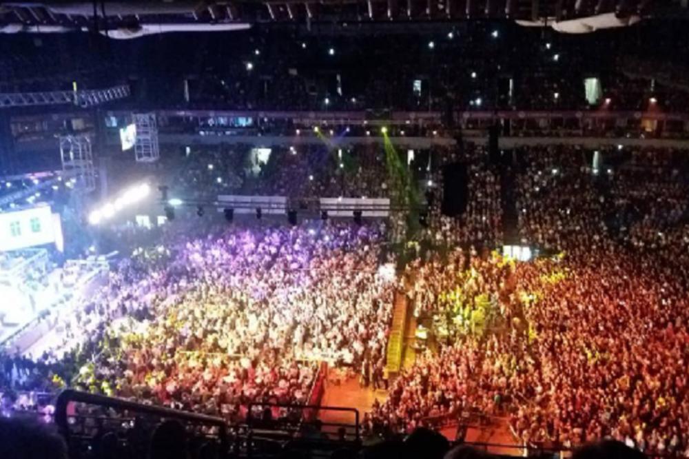 Gori Arena: Nismo ga zaboravili, svi u glas pevaju Tomine hitove! (FOTO) (VIDEO)