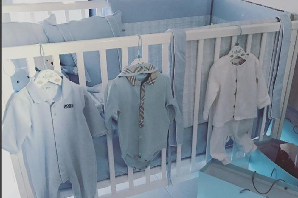 Upozorenje za Jakova! Na fotki kreveca Sekinog sina pojavila se zabrinjavajuća poruka! (FOTO)