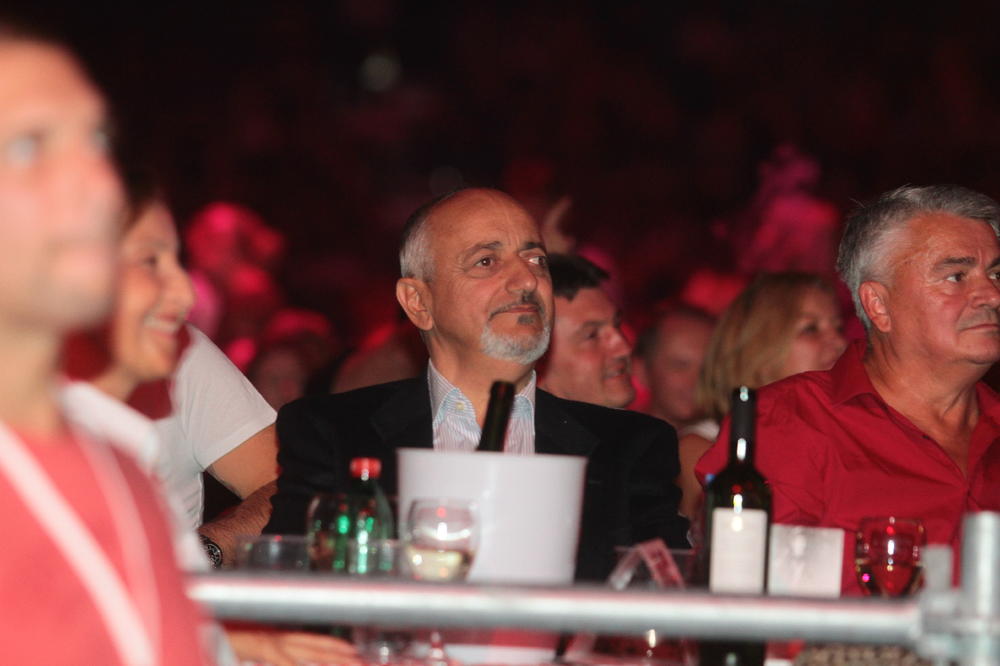 Prva javna fotka Kosmajca u provodu! Znamo ga kao opasnog, ali na koncertu u Tominu čast se baš raznežio!