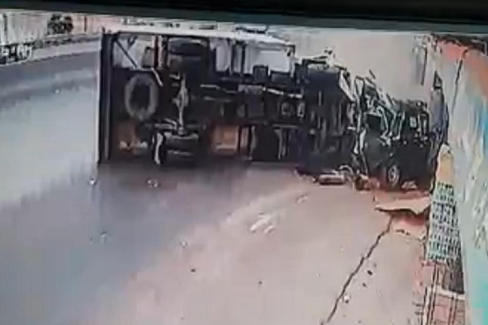 Spljoštio ga u sekundi: Ništa nije ostalo od automobila posle naleta kamiona! (VIDEO)