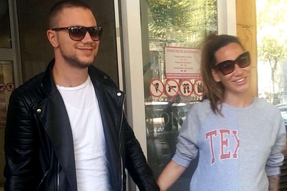 Ekskluzivno: Relja sa obezbeđenjem došao po Reu, a  evo kako Niki izgleda samo 2 dana posle porođaja (VIDEO)