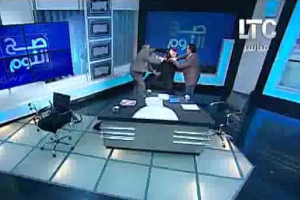 Advokat izudarao cipelom imama pred TV kamerama (VIDEO)