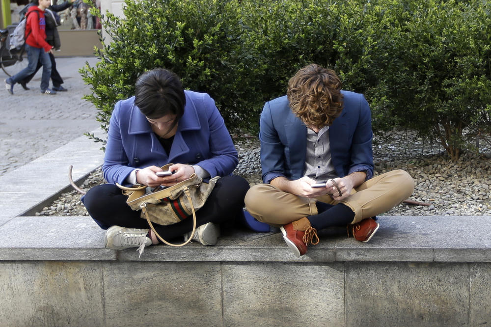 Otkriveno koliko sati dnevno prosečan Srbin koristi pametni telefon: Drugi Evropljani su male mace za nas! (ANKETA)